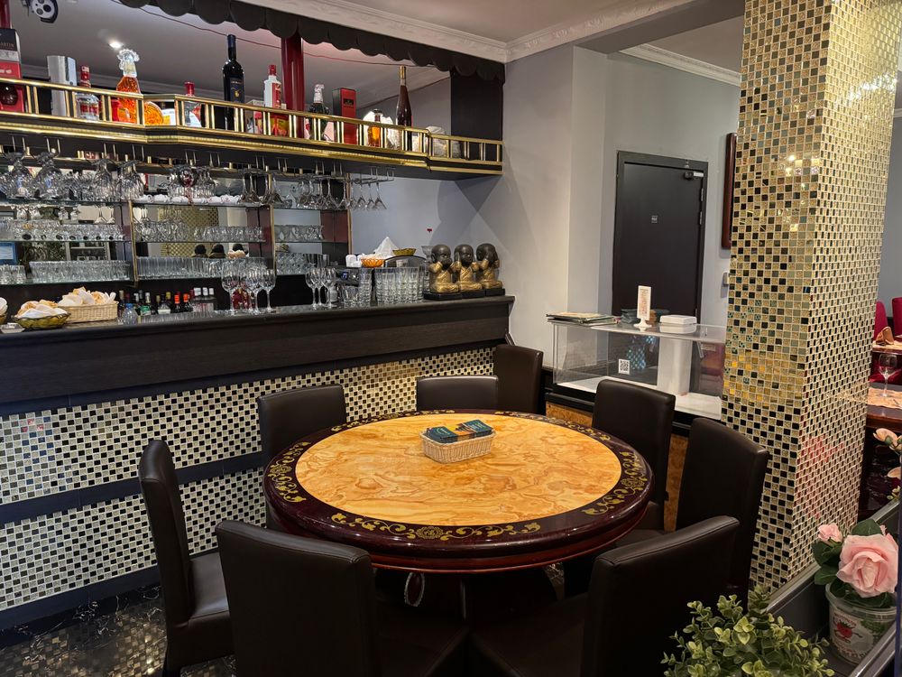 Le bar et sa table ronde